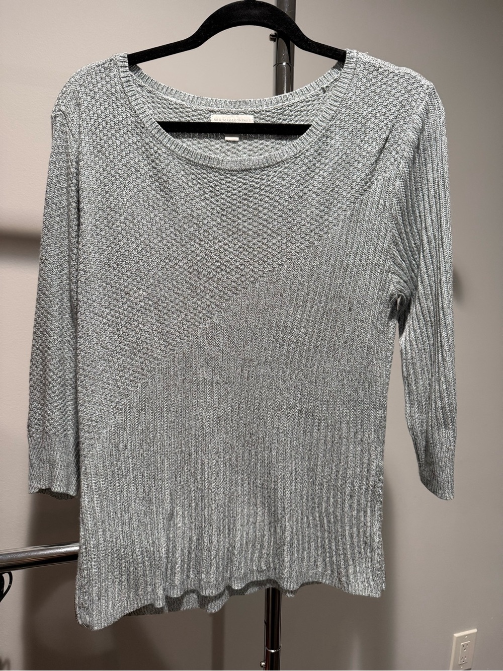 New York & Company Light Gray Textured Ribbed Scoop Neck Sweater